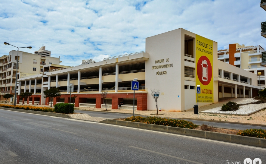 Parque de estacionamento público de Armação de Pêra encontra-se em funcionamento até 15 de setembro