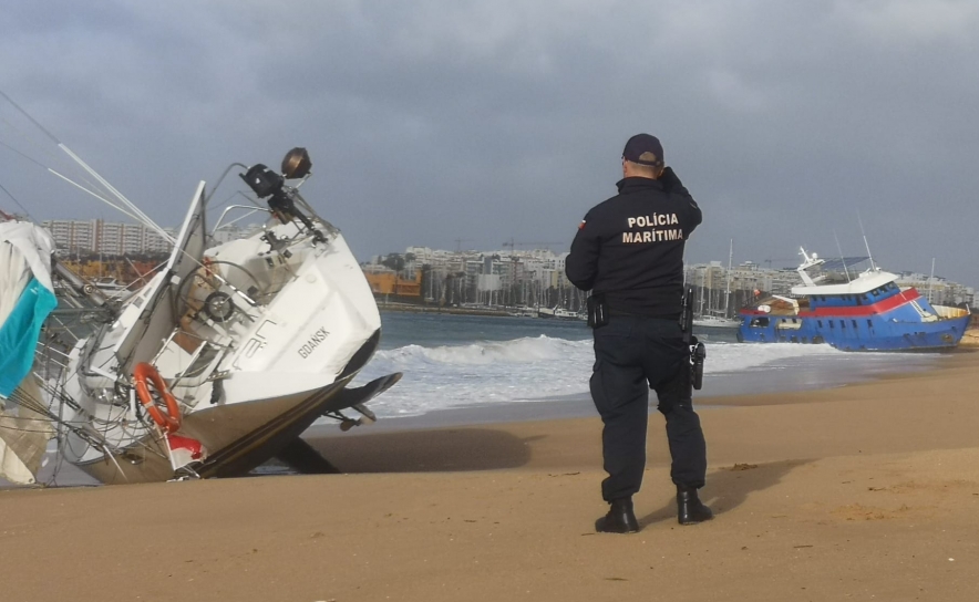 Duas embarcações encalham na praia Grande em Ferragudo