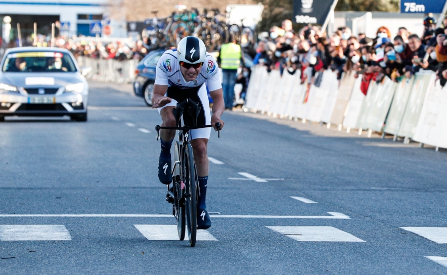 Volta ao Algarve: Comissários repescam 13 ciclistas devido a ventos fortes