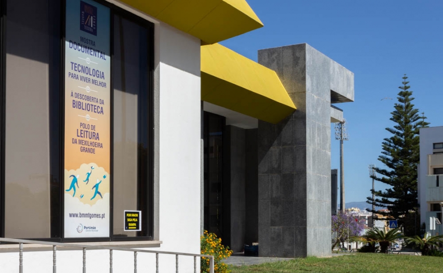 Maria do Vale Cartaxo apresenta livro «Crónicas dum naufrágio anunciado» na Biblioteca Municipal de Portimão