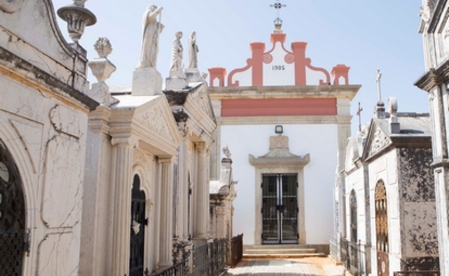 Cemitérios municipais de Lagoa abertos, mas com regras de acesso