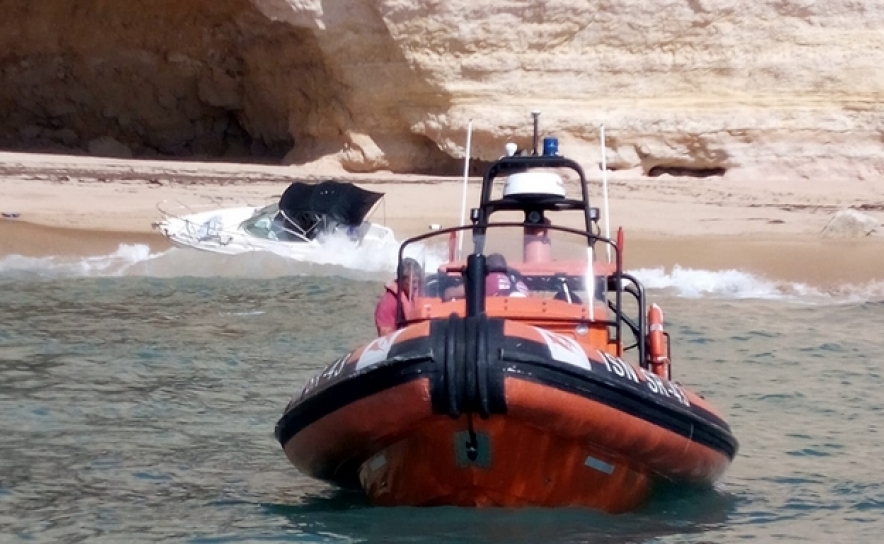 Estação Salva-vidas de Ferragudo resgata sete tripulantes de embarcação que encalhou na praia do Mato em Lagoa