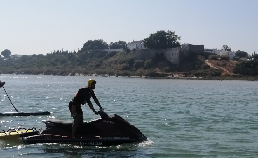 Elementos do Projeto «SeaWatch» resgatam duas crianças na ria Formosa em Cacela Velha