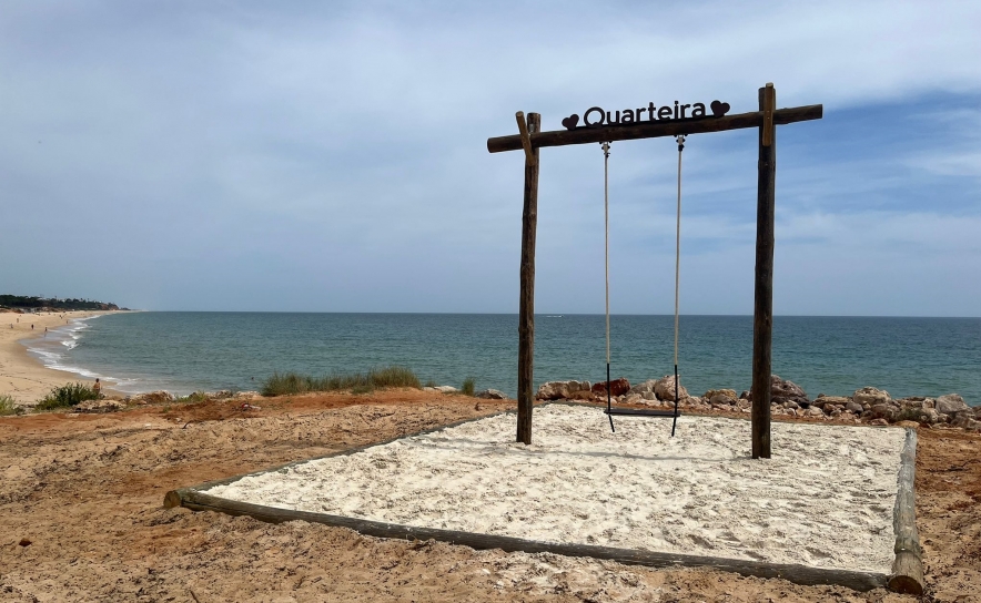 Quarteira tem o primeiro baloiço de praia do Algarve