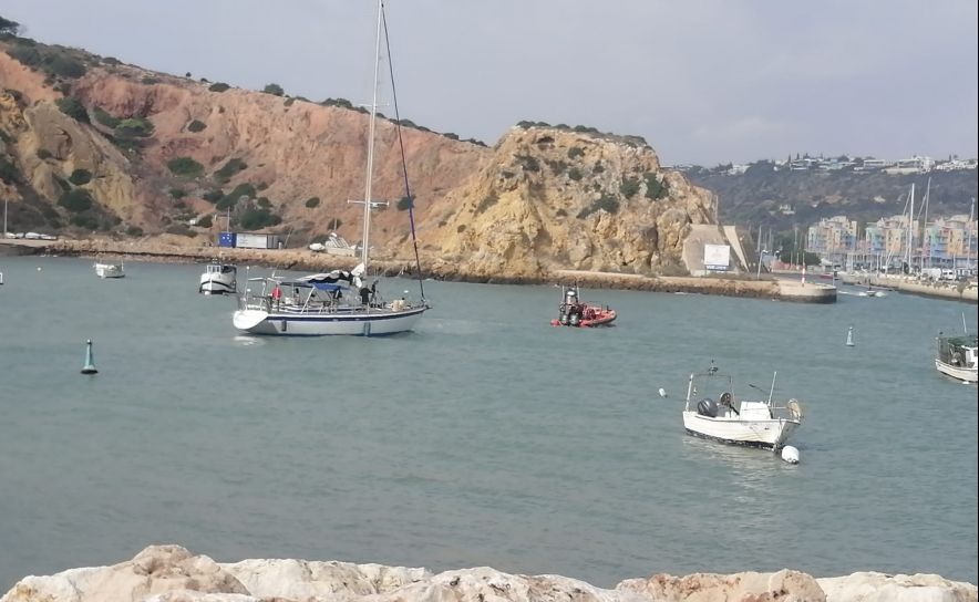 Estação Salva-vidas de Ferragudo auxilia cinco tripulantes de veleiro junto à Marina de Albufeira